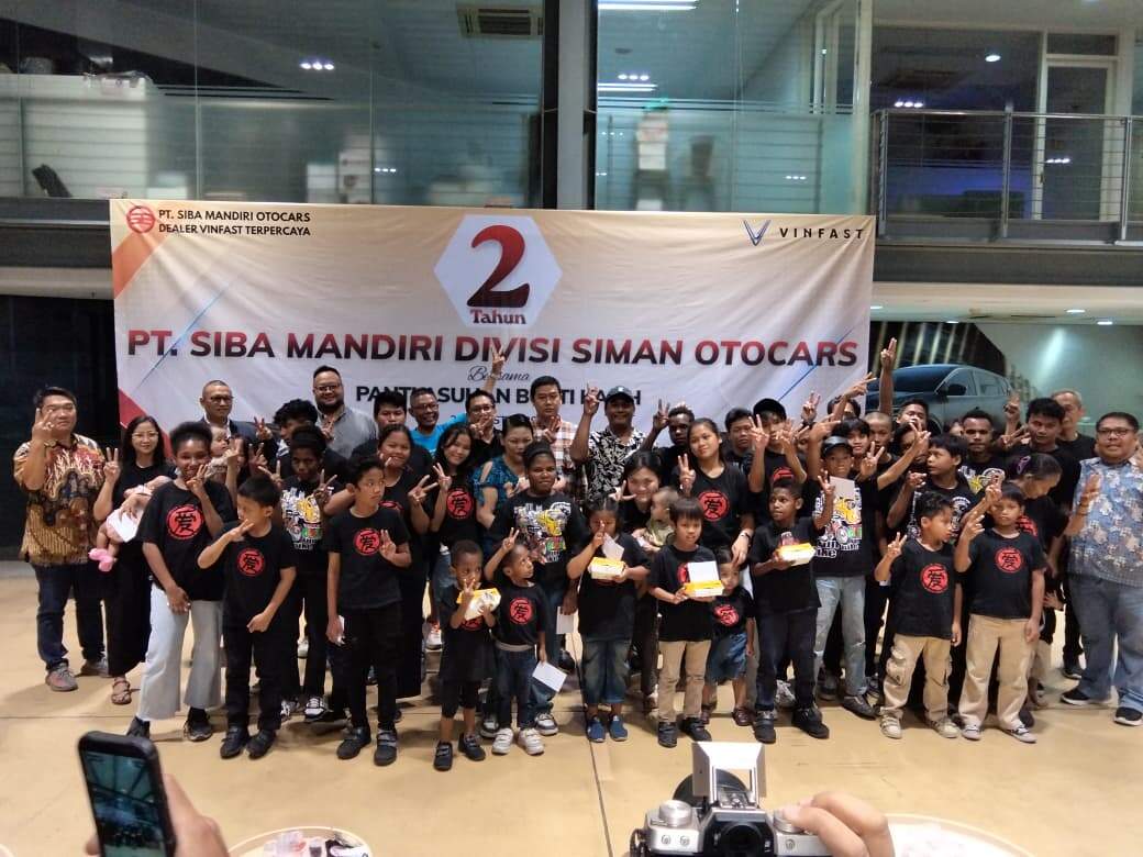 berbagi kebahagiaan bersama anak-anak yatim piatu dari Panti Asuhan "Bukti Kasih" melalui doa bersama dan penyerahan santunan.