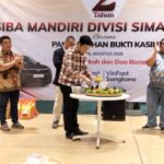 Momen potong tumpeng oleh Daniel S.E., S.H., CPM. selaku Managing Director PT Siba Mandiri Otocars,