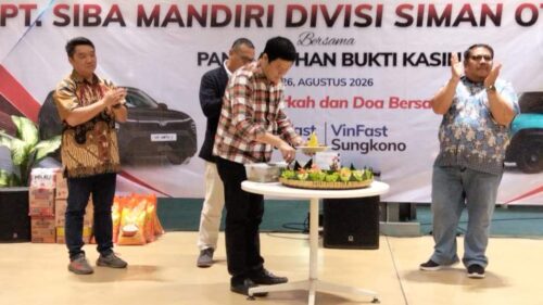 Momen potong tumpeng oleh Daniel S.E., S.H., CPM. selaku Managing Director PT Siba Mandiri Otocars,