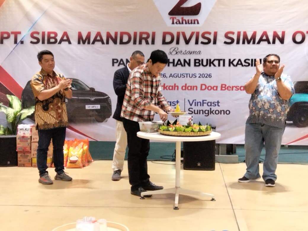 Momen potong tumpeng oleh Daniel S.E., S.H., CPM. selaku Managing Director PT Siba Mandiri Otocars,