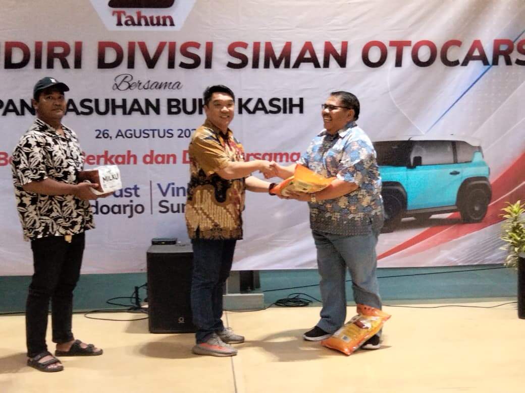 Penyerahan bingkisan kepada Paanti Asuhan oleh Andreas selaku Branch Manager Vinfast Siba