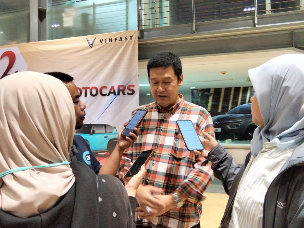 Sesi interview dengan awak media dan Daniel S.E., S.H., CPM. selaku Managing Director PT Siba Mandiri Otocars