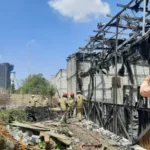 Petugas pemadam kebakaran melakukan pembasahan di proyek bangunan di Jalan Tubanan Lama Mawar, Kelurahan Karang Poh, Kecamatan Tandes kebakaran pada, Sabtu (12/9/2026). Foto: DPKP Surabaya