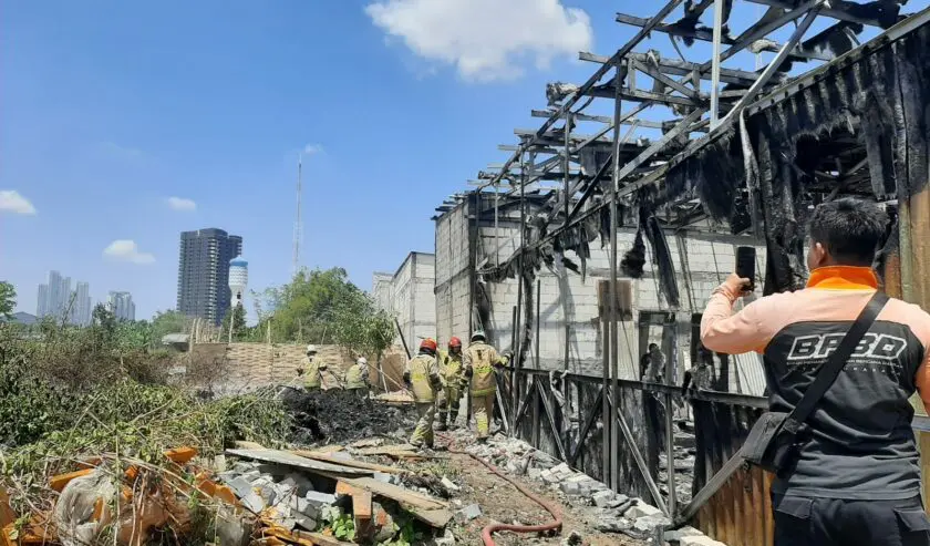 Petugas pemadam kebakaran melakukan pembasahan di proyek bangunan di Jalan Tubanan Lama Mawar, Kelurahan Karang Poh, Kecamatan Tandes kebakaran pada, Sabtu (12/9/2026). Foto: DPKP Surabaya