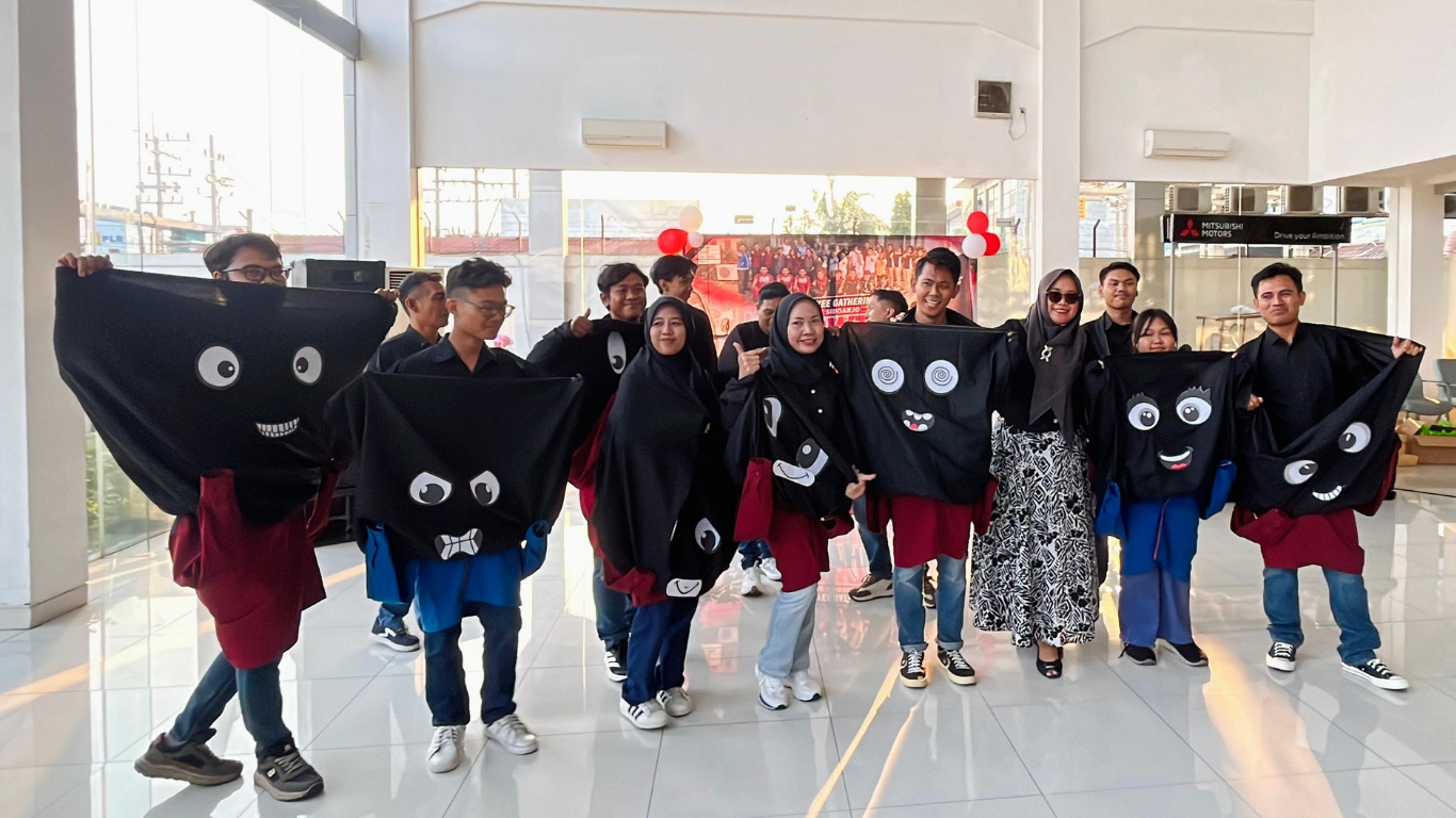 Momen foto bersama team Service DIPO Sidoarjo yang menggunakan kostum unik