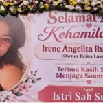 Karangan bunga satire bertuliskan ucapan "Selamat atas kehamilannya" atas nama Irene Angelita Rugian terpasang di PN Surabaya