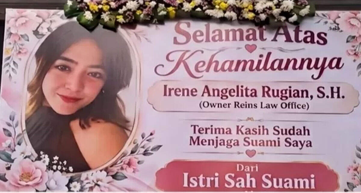 Karangan bunga satire bertuliskan ucapan "Selamat atas kehamilannya" atas nama Irene Angelita Rugian terpasang di PN Surabaya
