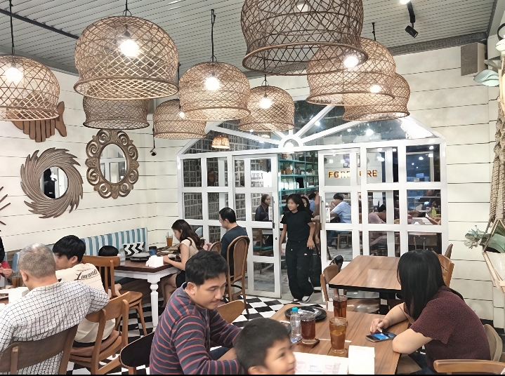 Suasana lantai 2: Mengusung konsep interior ala resor tropis Bali yang kental, Foremore Crab memanjakan mata lewat sentuhan estetika yang artistik.
