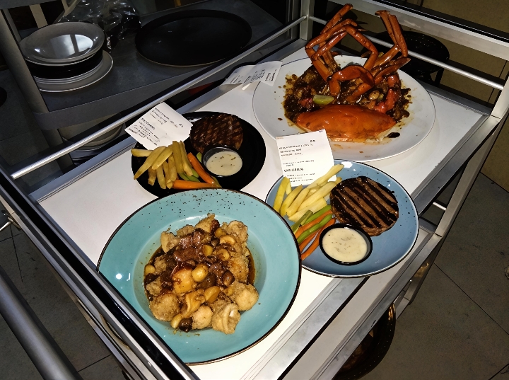 Menyelami Kelezatan Menu: Dari Caramelized Butter Crab hingga Kuliner Varian Modern